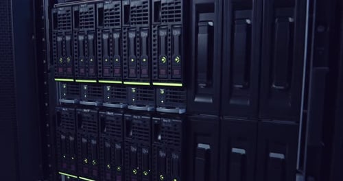 Gran sala de servidores de computadoras en un centro de datos