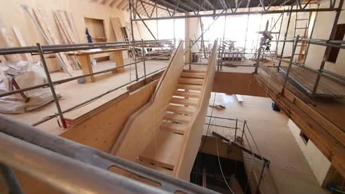Viajar en un sitio de construcción con andamios y escaleras de madera en construcción