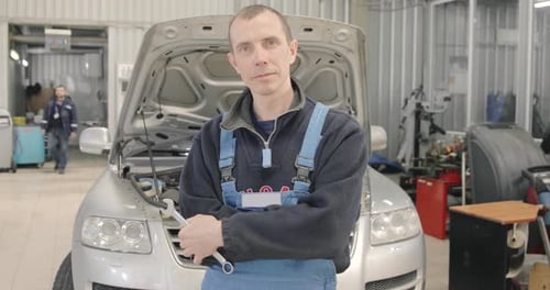 Portrait eines freundlichen Automechanikers