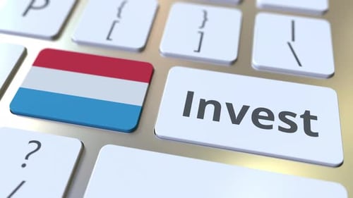 INVESTIR Le texte et le drapeau du Luxembourg sur un clavier d'ordinateur