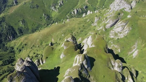 Über die Karpaten fliegen. Luftaufnahme des Bergrückens im Ciucas-Gebirge, Rumänien