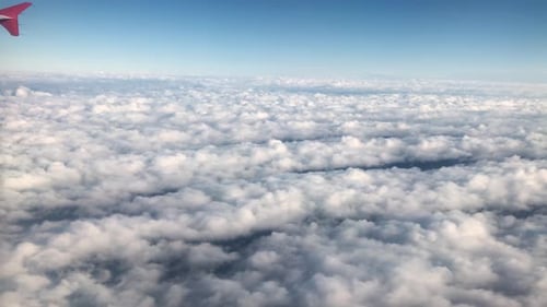 Lever du soleil au-dessus des nuages de la fenêtre de