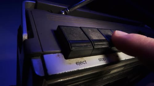 Drücken der Play- und Stopp-Taste am alten Vintage-Retro-Receiver-Kassettenspieler, Ansicht der Kassette schließen