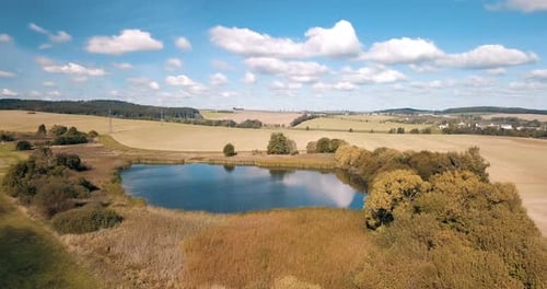 Wunderschöne Herbstlandschaft mit kleinem Teich