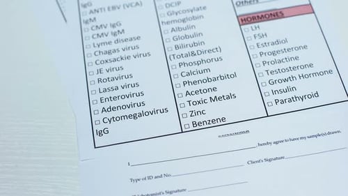 Giftige Metalle, Arzt überprüft Name im Labor leer, zeigt Blutprobe im Röhrchen an