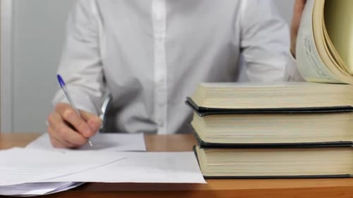Schüler betrügen aus einem Buch