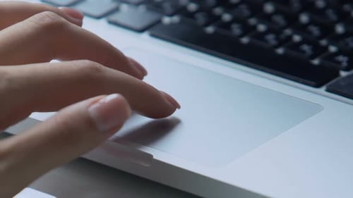Weibliche Finger mit Mauspad auf Laptop, Büroarbeit, Computertechnologien