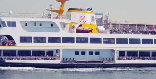 Große Fähre fährt am Bosporus in Istanbul vorbei