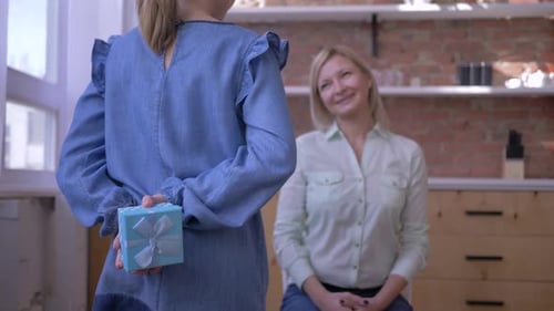 Loving Daughter Gives Gift to Mother