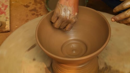Potter at Work fabrique des plats en céramique