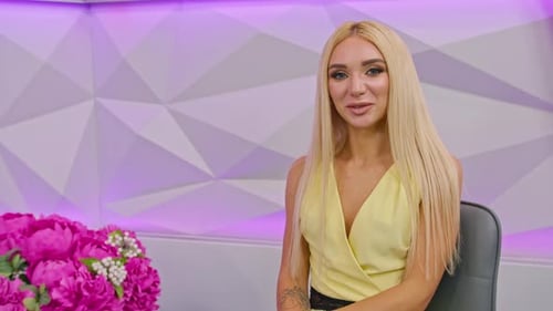 Die TV-Moderatorin sendet live im Studio und kommuniziert mit dem Mädchen als Gast