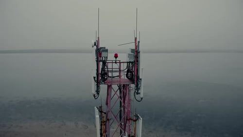Torre de telefonía móvil desde el aire cerca del embalse