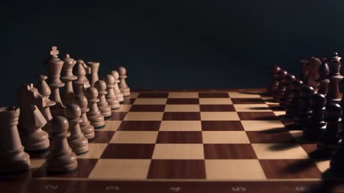 Schach-Nahaufnahme in dramatisch Licht Schachbrett aus Holz.