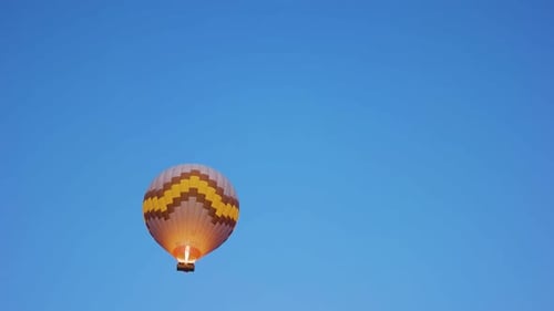 Heißluftballon mit blauem Himmel-Hintergrund