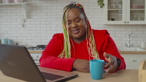Femme appréciant du contenu de divertissement sur ordinateur portable