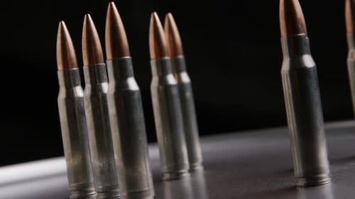 Filmmusik rotierende Aufnahme von Kugeln auf einer metallischen Oberfläche - BULLETS 016