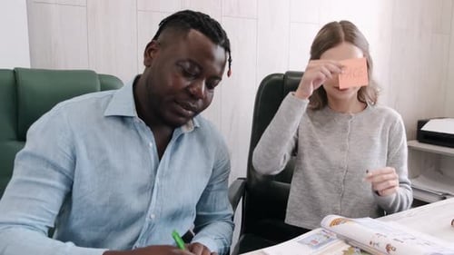 Afroamerikanische Lehrerin unterrichtet Englisch im Privatunterricht