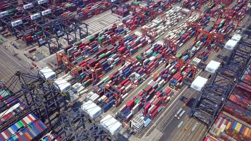 Blick von oben über das Containerterminal in Hongkong
