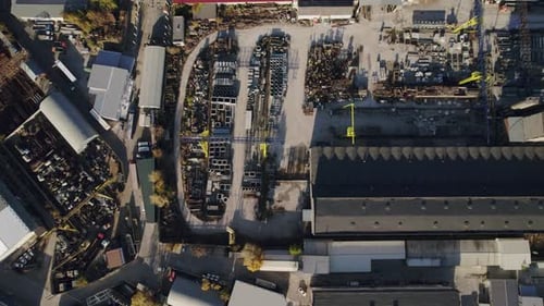 Gebiet der großen Zementfabrik mit industriellen Metallkonstruktionen