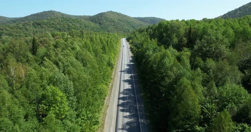 Über eine malerische Straße fliegen