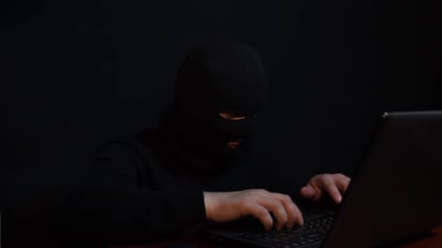 Os golpistas usam a Internet. Os criminosos roubam dados nas redes sociais.