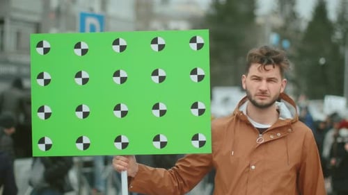 Un activiste Blank Pancarte une grève politique, regardez la caméra. Manifestant sur Picket.