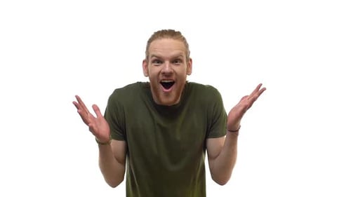 Zeitlupe, extrem glücklich, ekstatisch, attraktiv, rothaariger Hipster-Typ, der große, zitternde Ohren hat