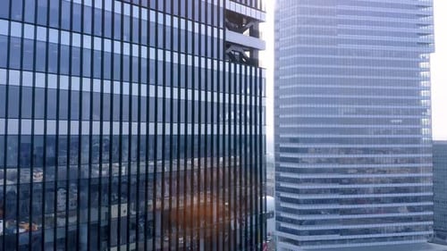 Modernos edificios de oficinas en el centro de negocios de Bucarest, Rumania, en un día de niebla
