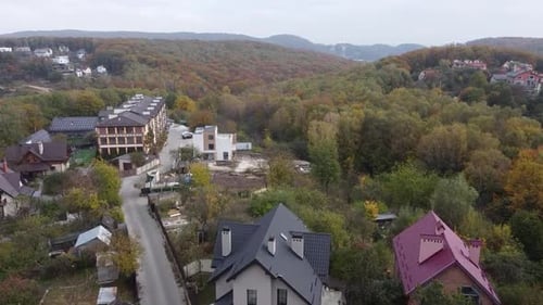 Drohne fliegt über Wohnhaus und Wald 2