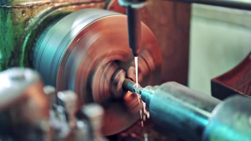 CNC-Fräsmaschine in Bearbeitung in einer Fabrik. Maschine für die Metallbearbeitung