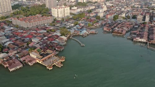 Vol de Drone au-dessus du détroit de Penang en direction de George Town