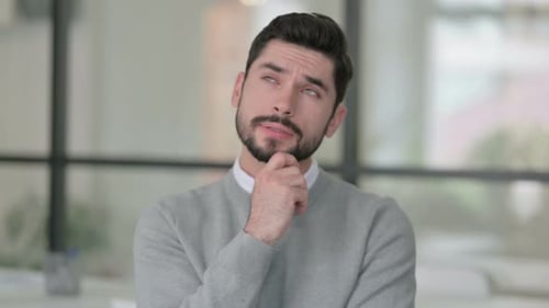 Porträt eines nachdenklichen jungen Mannes