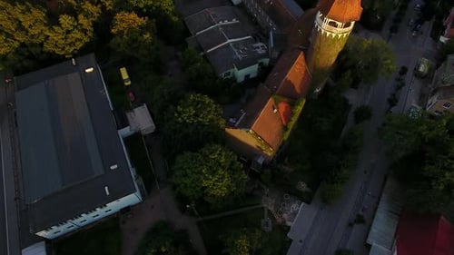 Vue de dessus du château d'eau de Svetlogorsk au coucher du soleil