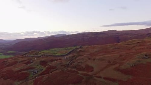 Vue aérienne de la construction de ruines de l'Empire romain dans le Lake District (Angleterre)