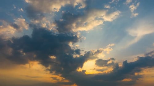Zeitraffer der bunten Wolken