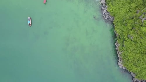 Increíble vista aérea de la tranquila bahía azul y la isla rocosa
