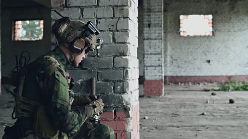 Moment d'échec drôle d'un militaire avec un fusil d'assaut pendant un combat dans un bâtiment, des munitions perdues