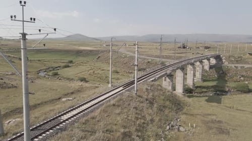 Vista aérea da ponte ferroviária vazia na região de Samtskhe-Javakheti, Geórgia.