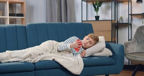 Garçon se réveille quand le téléphone sonne, puis répond et continue à dormir