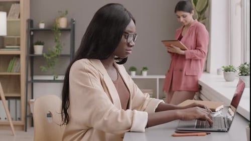 Duas empresárias trabalhando no escritório