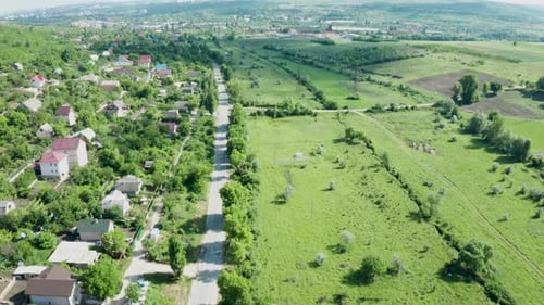 Sobrevolando una hermosa zona residencial rural