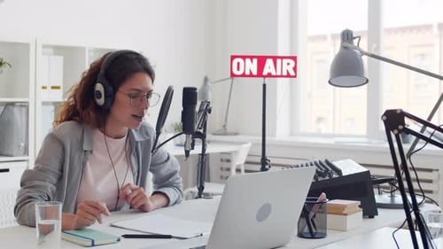 Jolie femme caucasienne en studio de diffusion