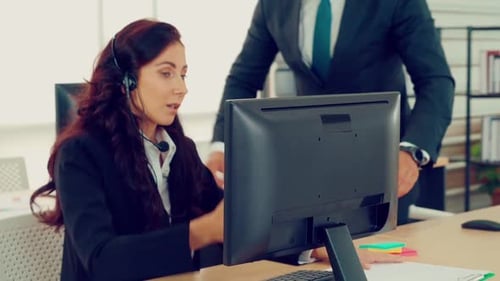 Geschäftsleute mit Headset, die im Büro arbeiten