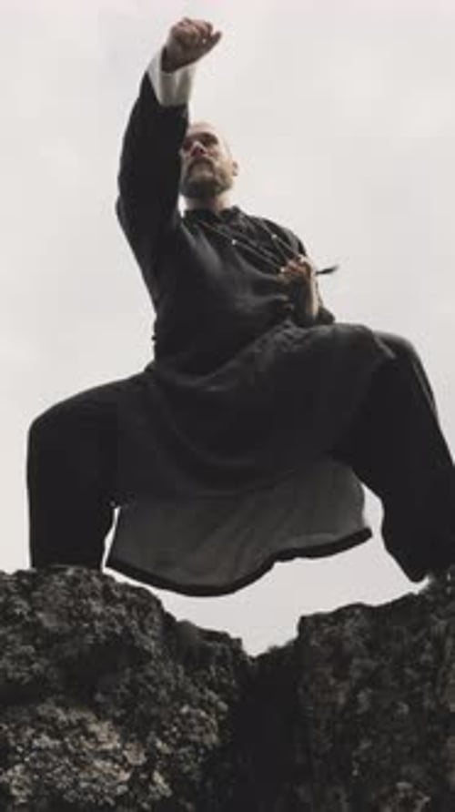 Maître de kung-fu faisant du karaté se déplace sur des rochers en Islande