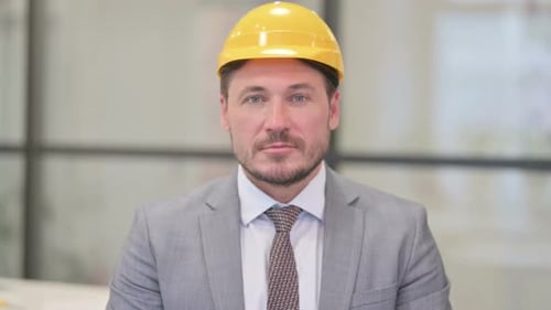 Porträt eines ernsthaften Ingenieurs mittleren Alters, der in die Kamera blickt
