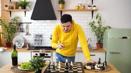 Jeune homme attentionné jouant aux échecs à la recherche de mouvements possibles