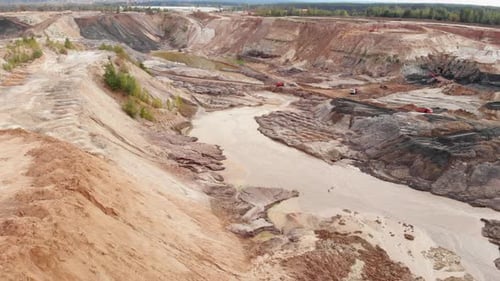 Cantera industrial profunda de arcilla y arena, vista aérea.