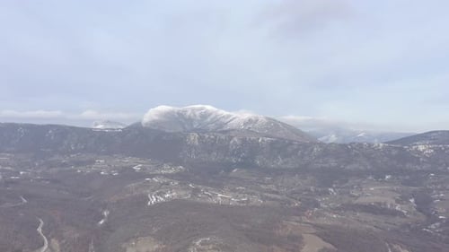 Paysage d'hiver sur la montagne, images aériennes 4K de Stol