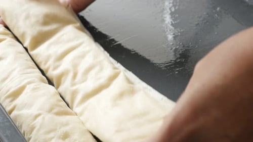 Gerollte dünne Teigblätter mit Füllung in ein Backblech arrangieren 4K 2160p 30fps UHD-Aufnahmen - Ho