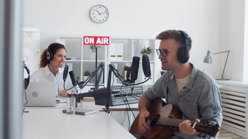 Gaststar singt im Rundfunkstudio